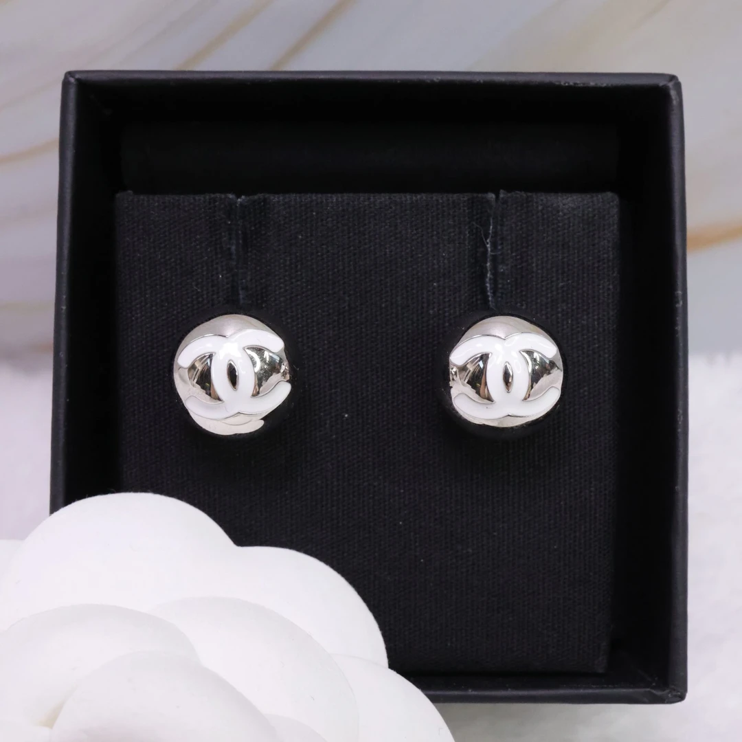 未使用 Chanel/香奈儿 25c白银双c小号圆球耳钉 04046