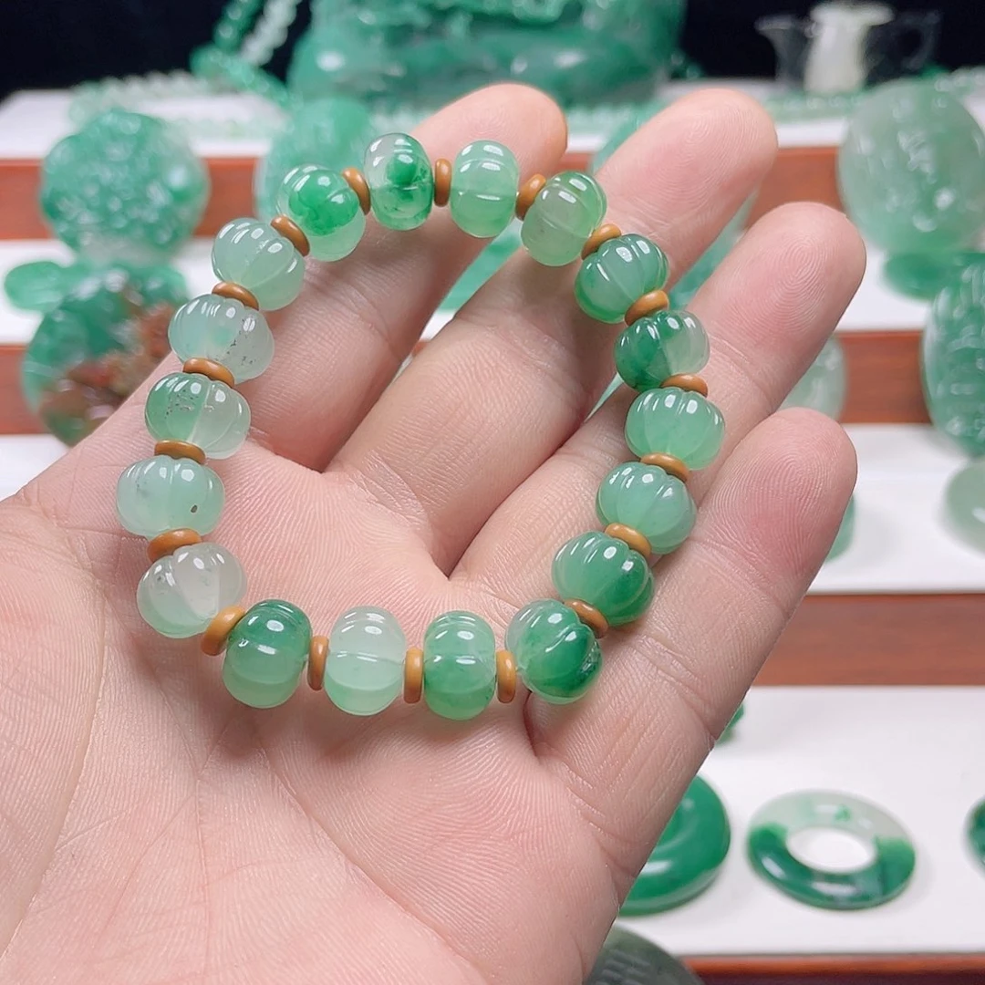 颈饰未镶嵌石英质玉?*