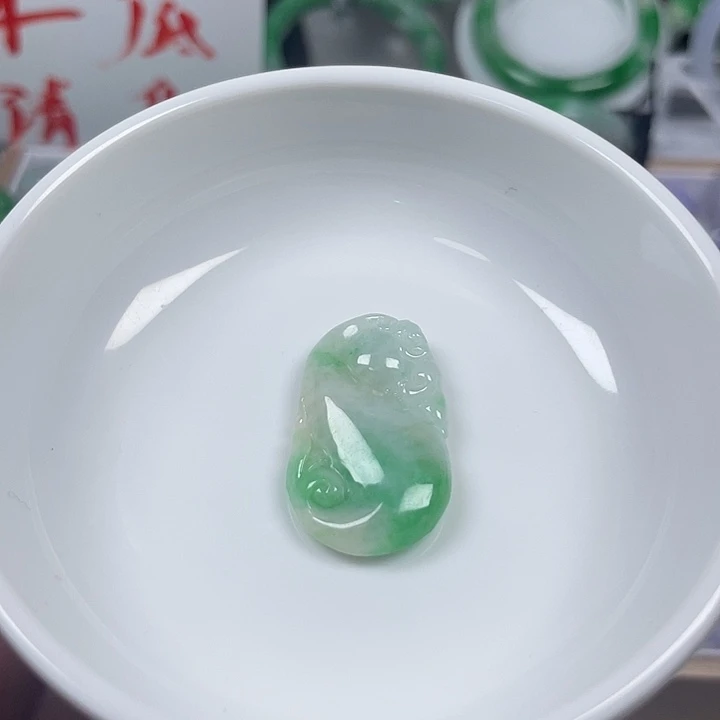 翡翠未镶嵌颈饰21、绿如意