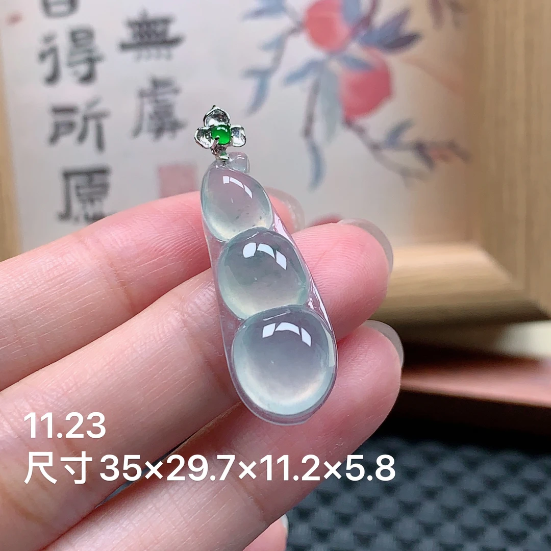 缅甸天然A货翡翠，18k金扣冰种飘花福豆挂件，好看冰透时尚大方