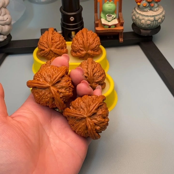 蒙***牙吊坠文玩核桃44尺寸白狮子微修