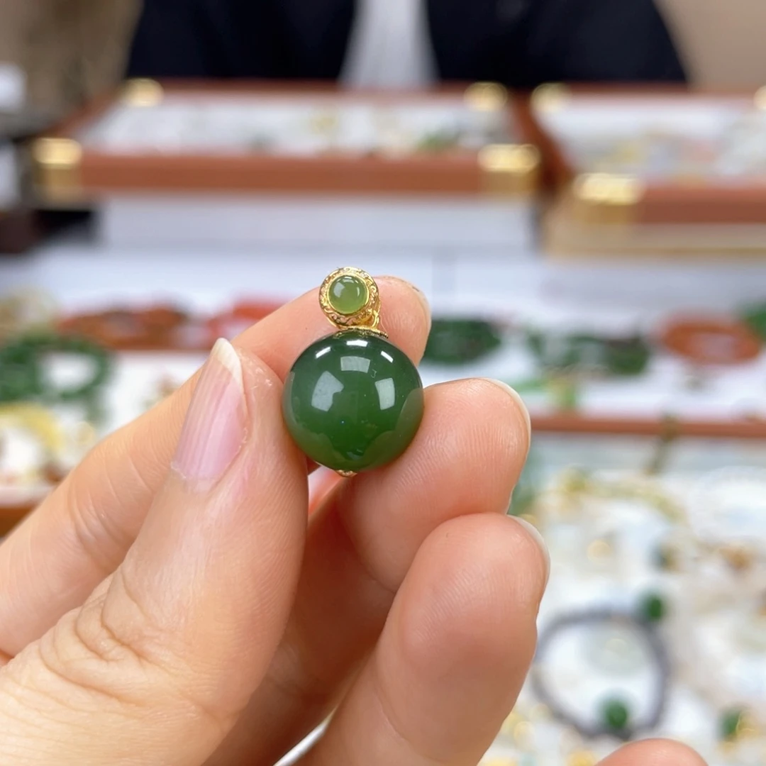颈饰18K金镶嵌和田玉
