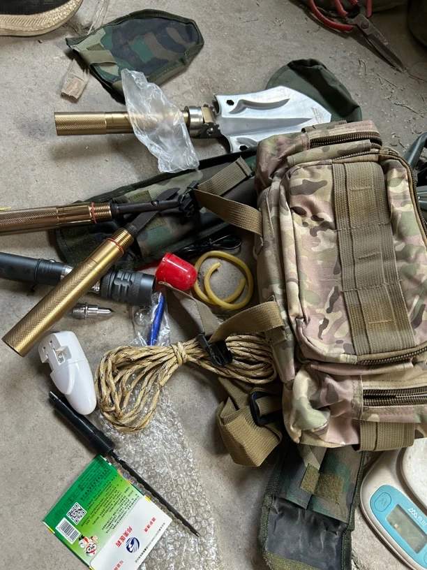 直播间带手电的工兵铲有瑕疵不影响使用