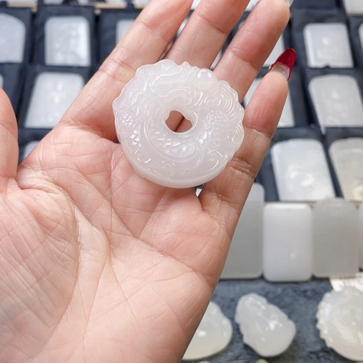 石英质玉（金丝玉）颈饰未镶嵌探*新疆金丝玉双面雕工