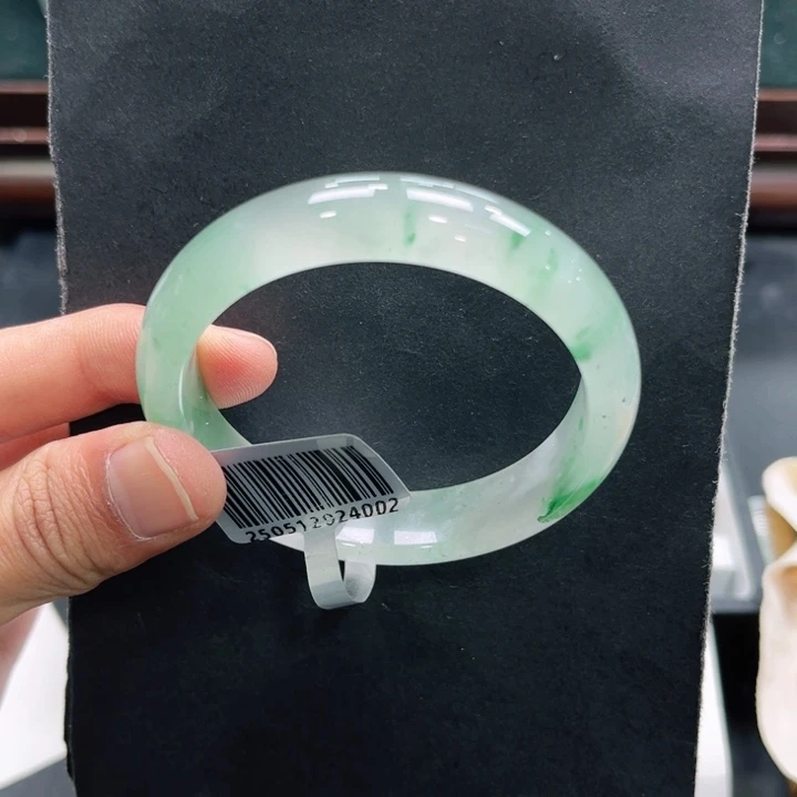 安****石英质玉（非洲翠）未镶嵌手镯