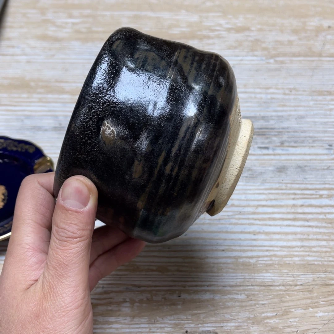 瓷片暗**影密密麻麻地排列着