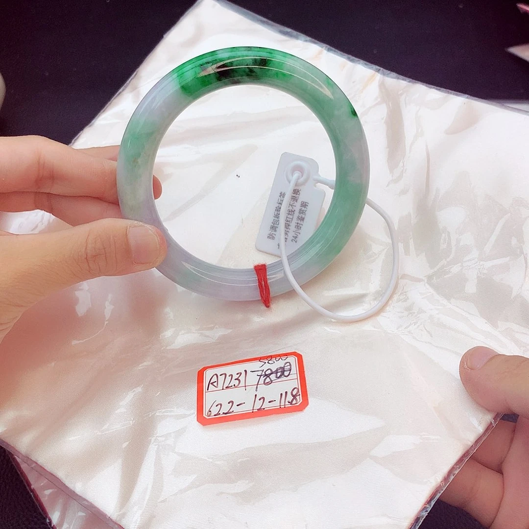 翡翠手镯未镶嵌翡翠