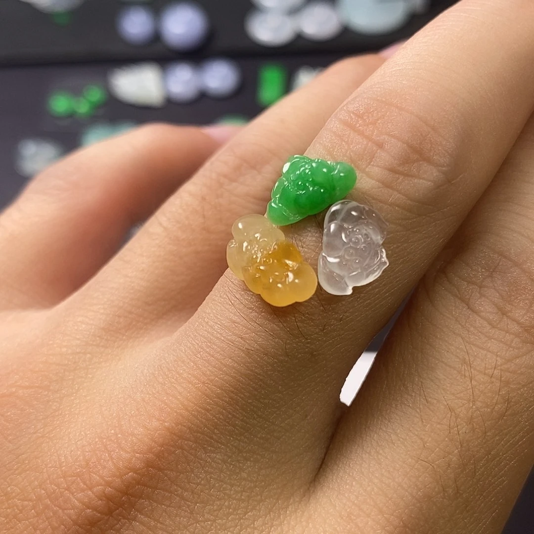 翡翠未镶嵌颈饰荷花