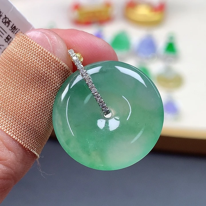 翡翠18K金镶嵌颈饰