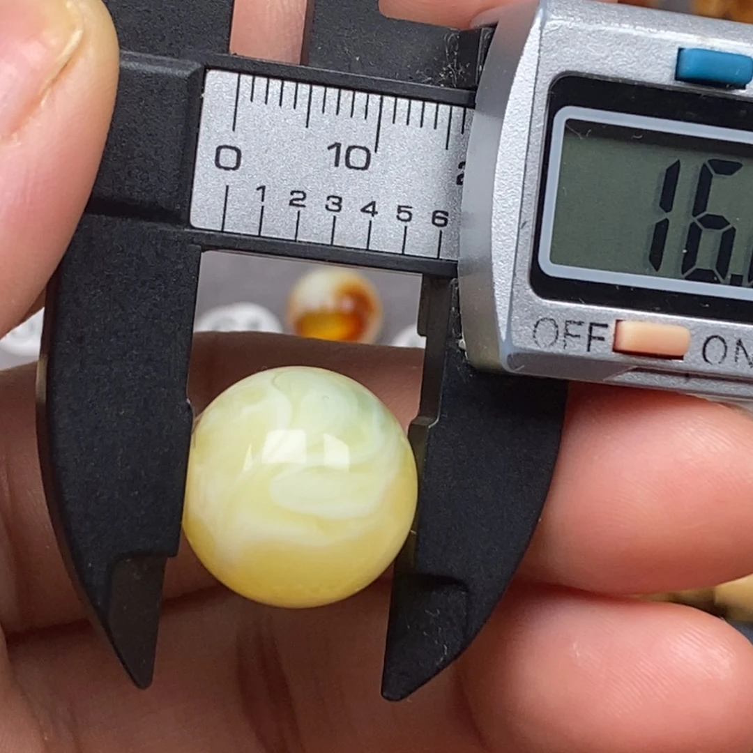 裸石金珀未镶嵌圆珠