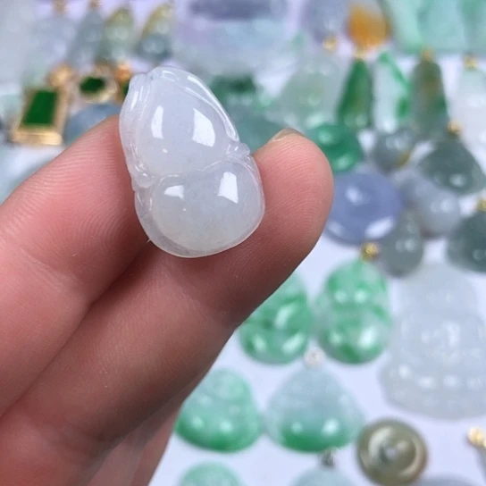 翡翠未镶嵌颈饰葫芦
