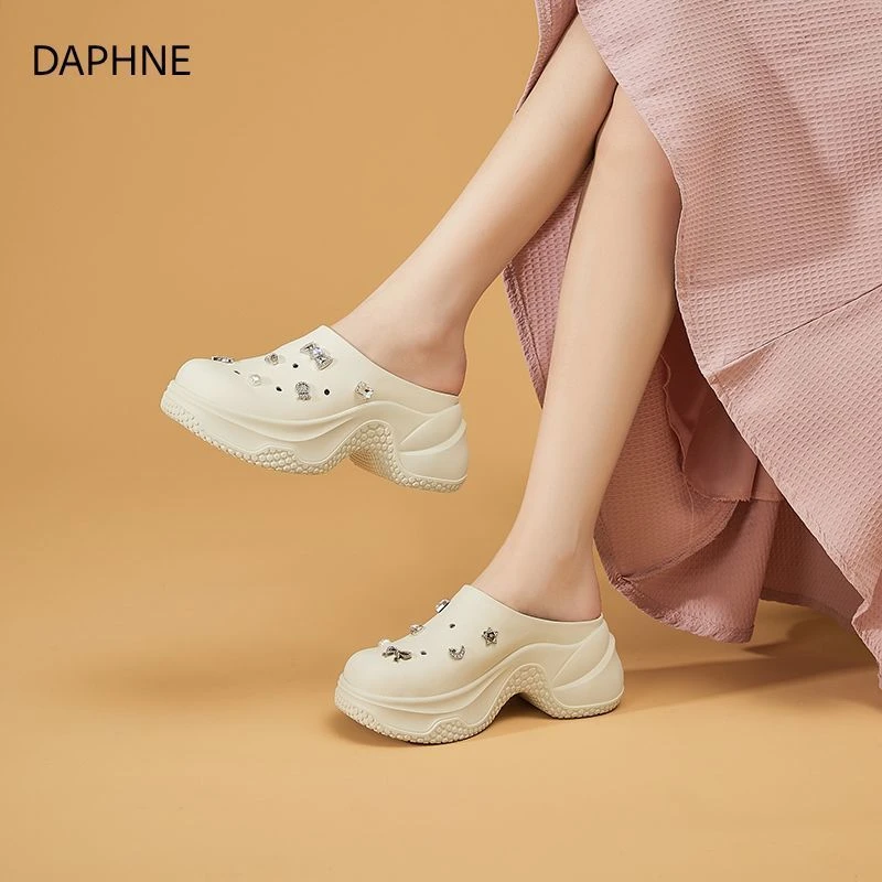 达芙妮新款珍珠厚底包头2025夏季凉拖鞋女外穿时尚休闲增高洞洞鞋