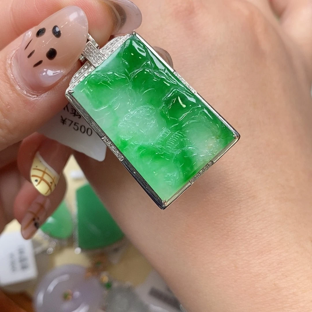 翡翠吊坠(不含链)18K金镶嵌山水牌