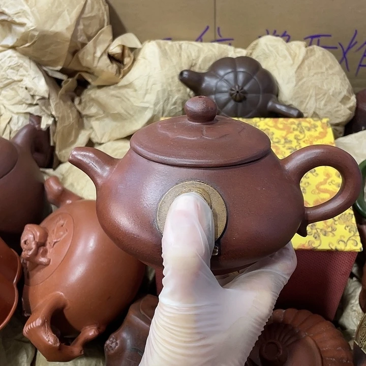 紫砂茶壶原矿泥料手工制作的一把紫砂壶。