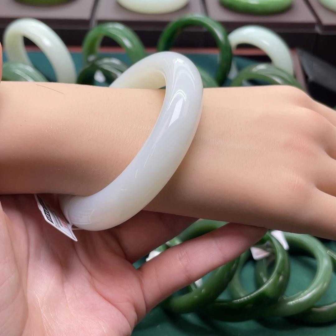 和田玉未镶嵌手镯55.56