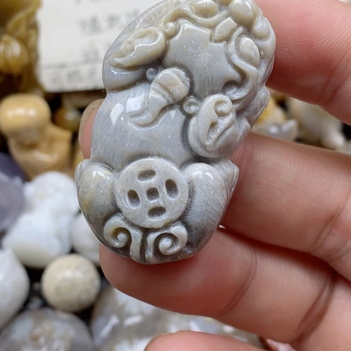 颈饰未镶嵌硅化珊瑚（珊瑚玉）?**像
