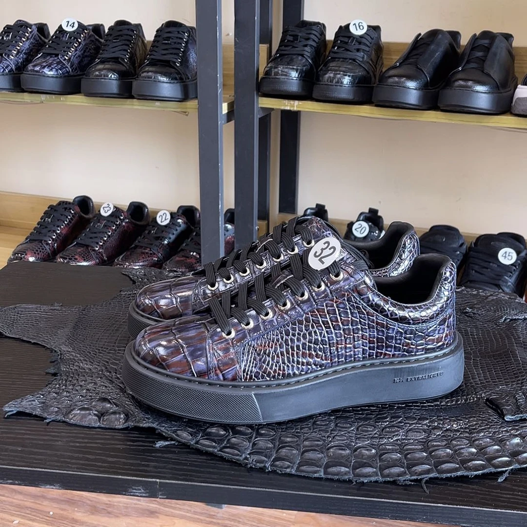 轻***雨全鳄鱼板鞋擦色43码