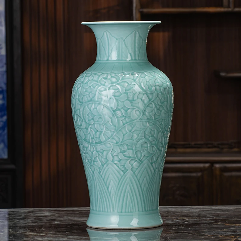 景德镇浮雕青釉鱼尾瓶（高40肚20口15）