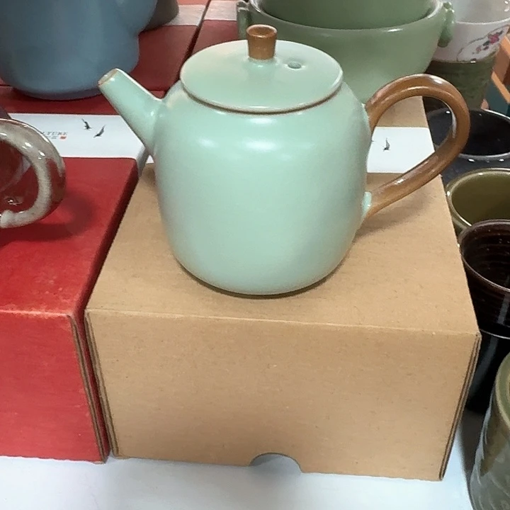 主人杯一个，瓷。。品茗