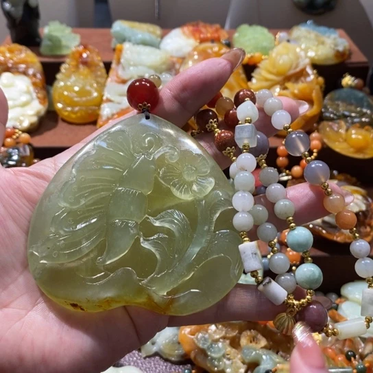 蛇纹石玉未镶嵌颈饰