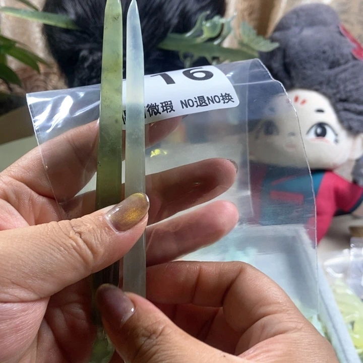 未镶嵌蛇纹石玉发饰豆**图
