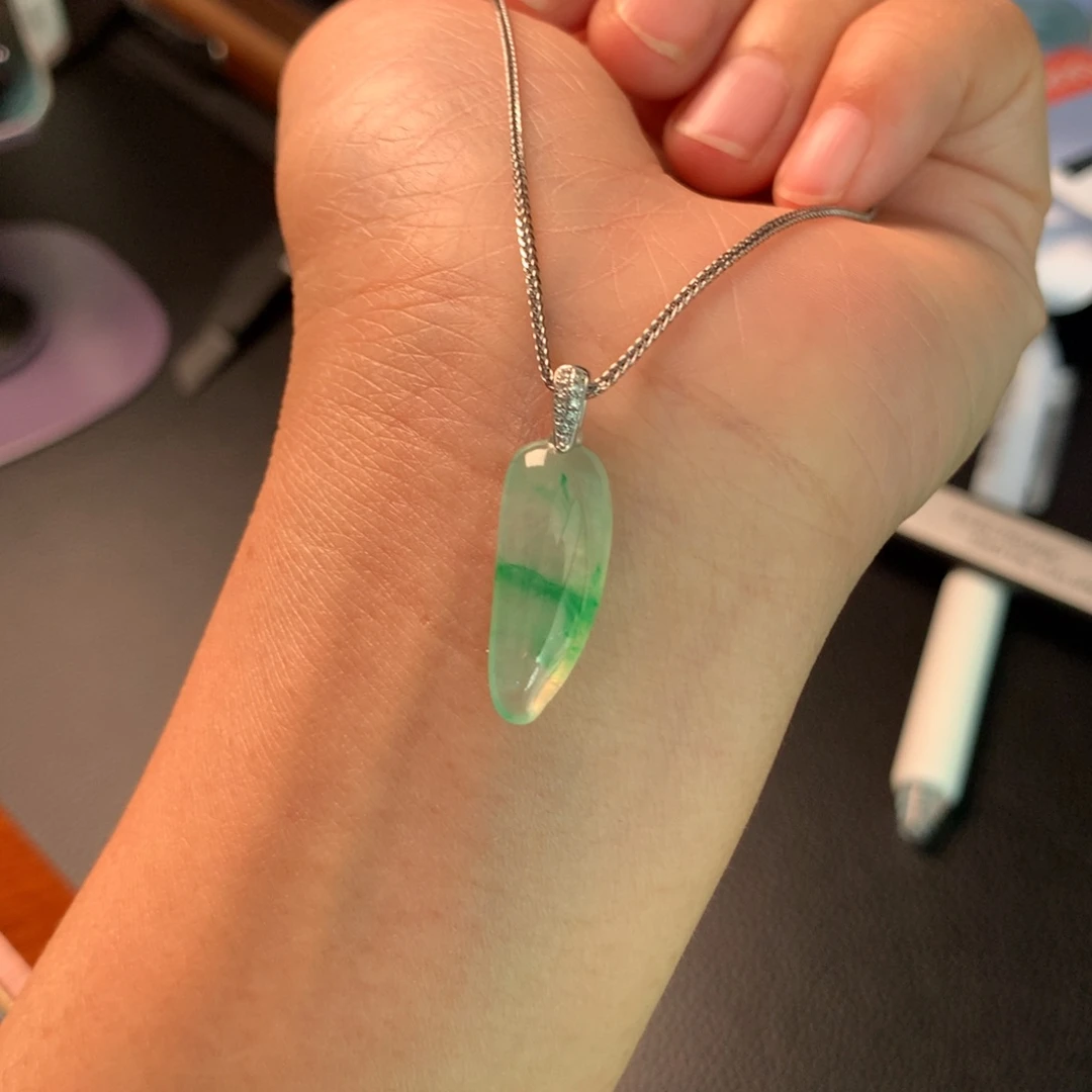 翡翠吊坠(赠链)18K金镶嵌一抹绿小辣椒