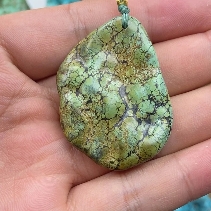 绿松石未镶嵌颈饰