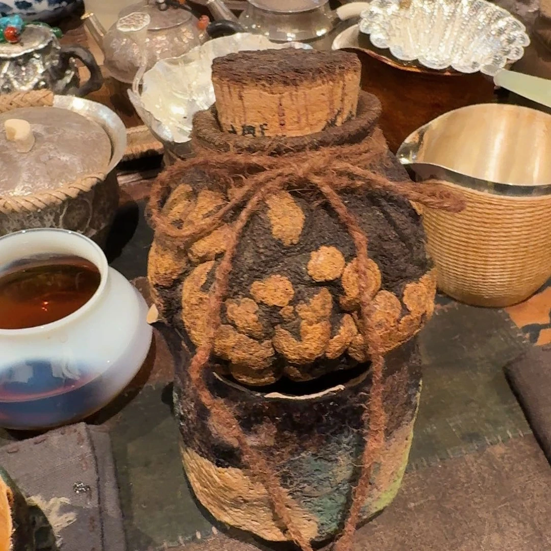 ?*长伯阳老师手捏款柚子茶叶罐。