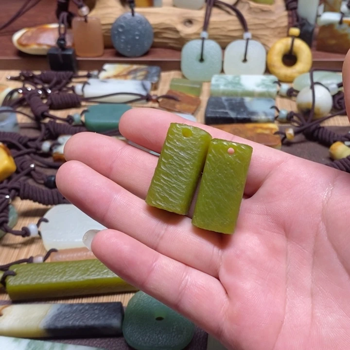 蛇纹石玉挂件未镶嵌A****。