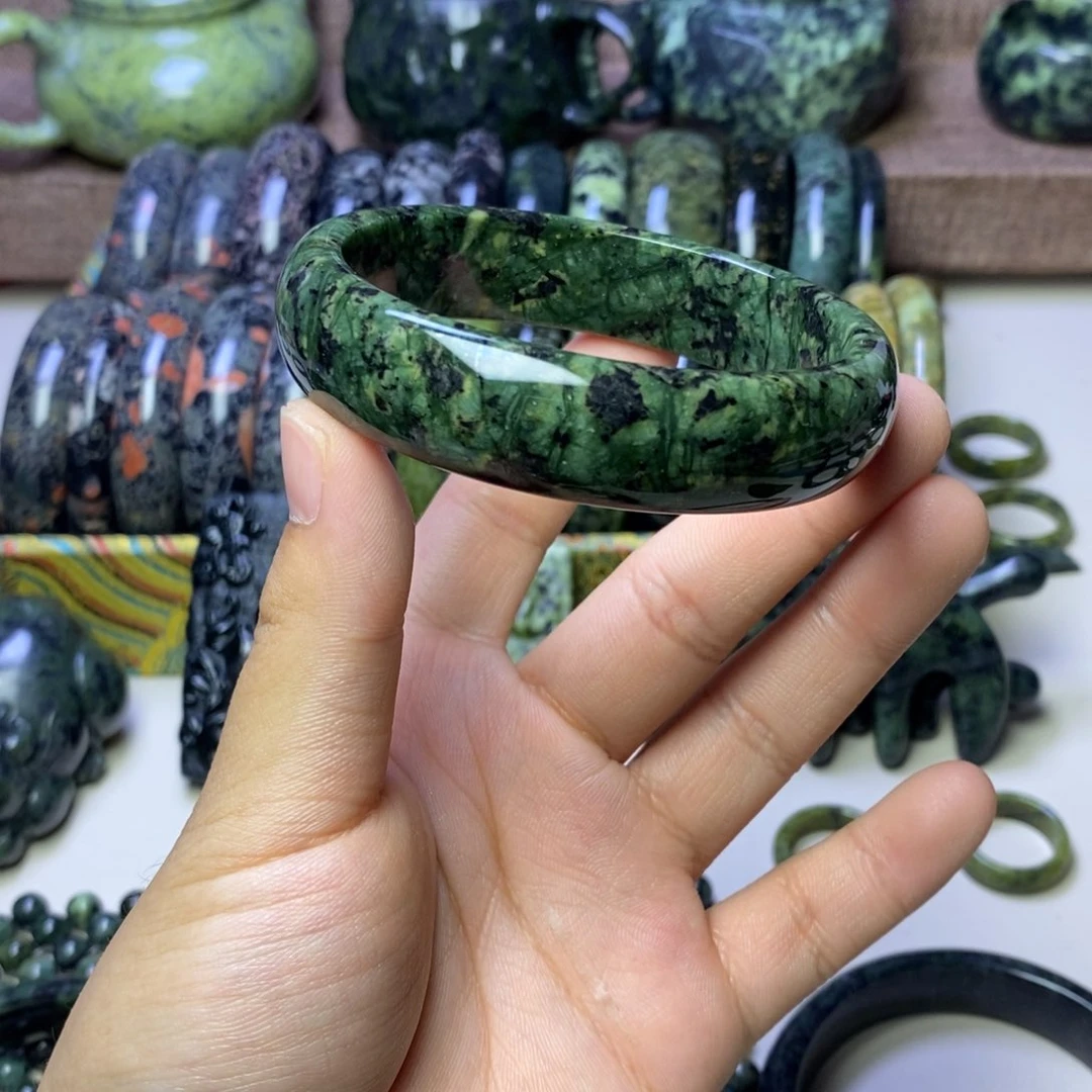 天***皮蛇纹石玉未镶嵌颈饰