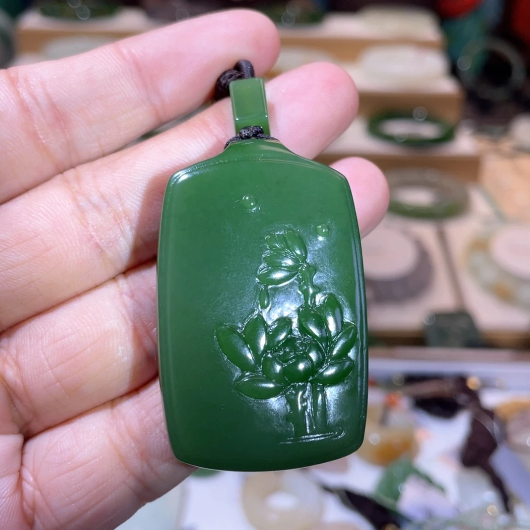 颈饰未镶嵌和田玉收藏级老坑碧玉阳绿荷花牌
