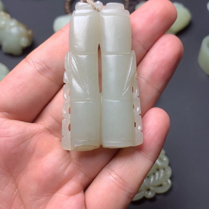 菩***果和田玉未镶嵌颈饰