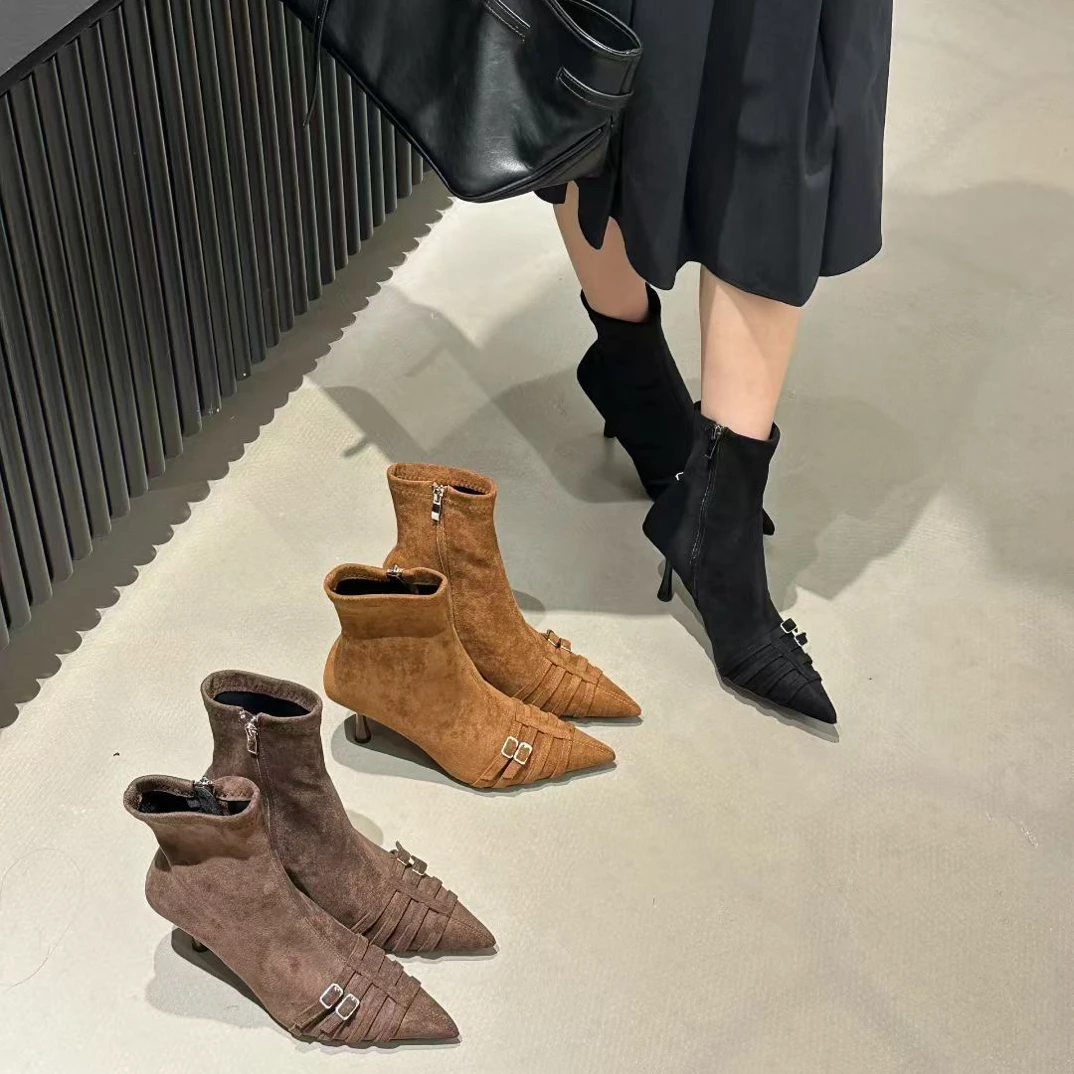 绒面高跟女靴2025秋冬新款尖头皮带扣时装瘦瘦靴细高跟通勤短靴女