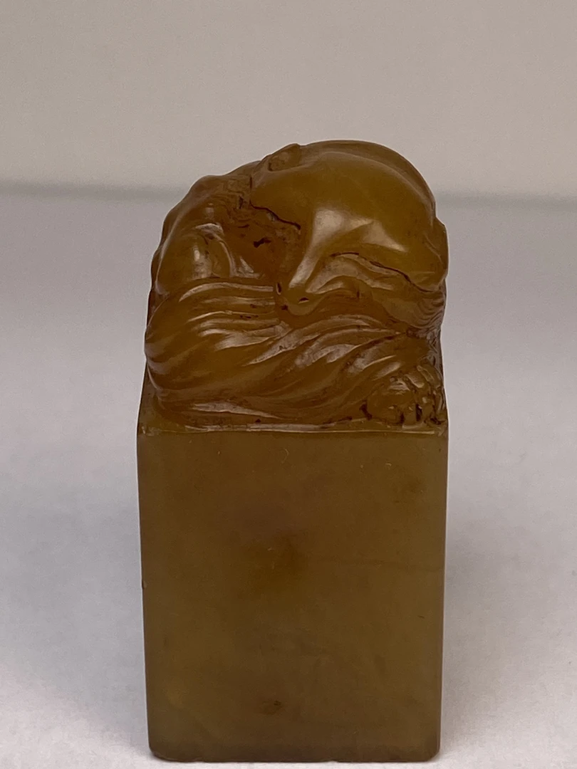 寿山石旧藏田黄印章睡狸带丝红筋格包浆通透50.6克4.5-2.3-2.3cm