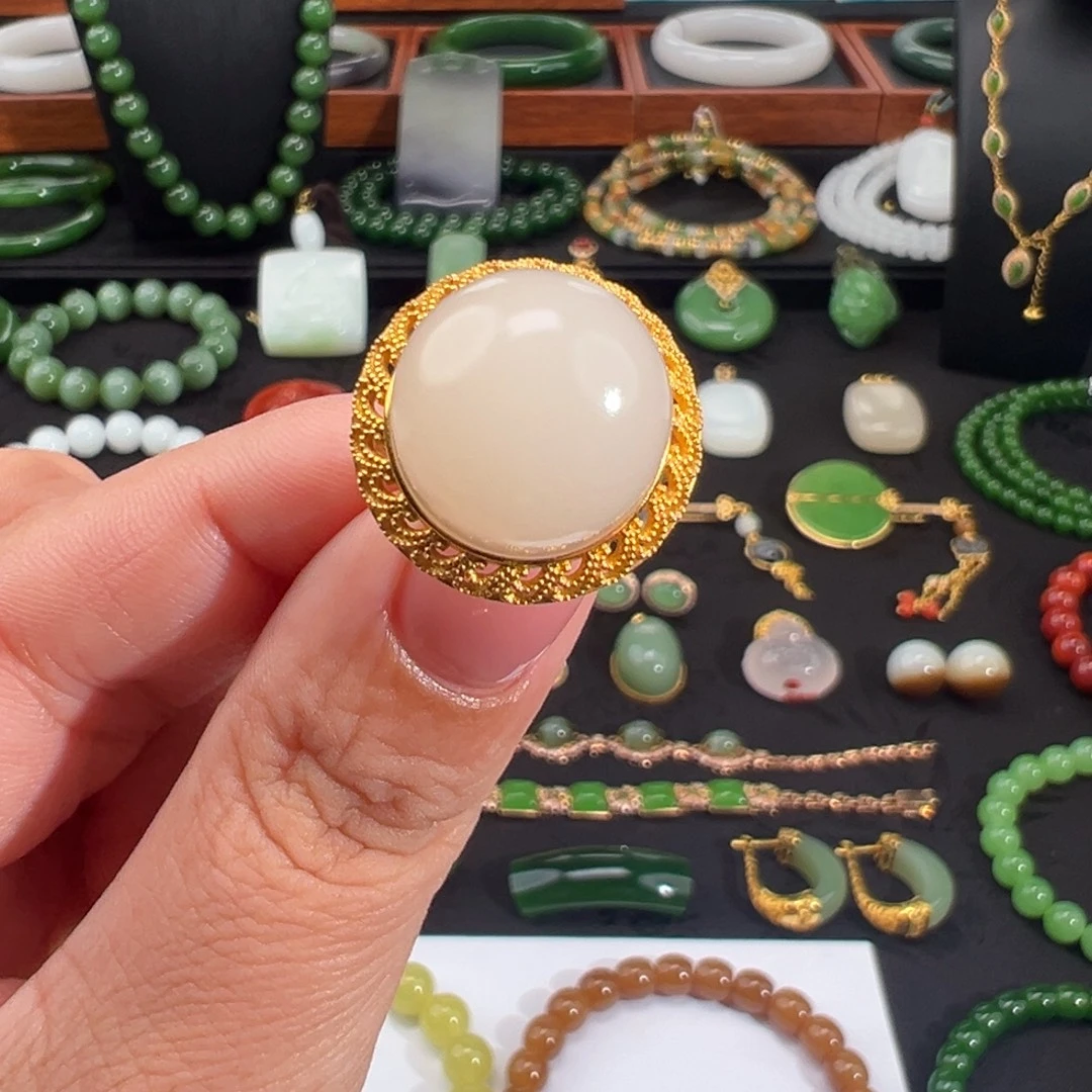 和田玉18K金镶嵌戒指藕粉饱满厚蛋面戒指