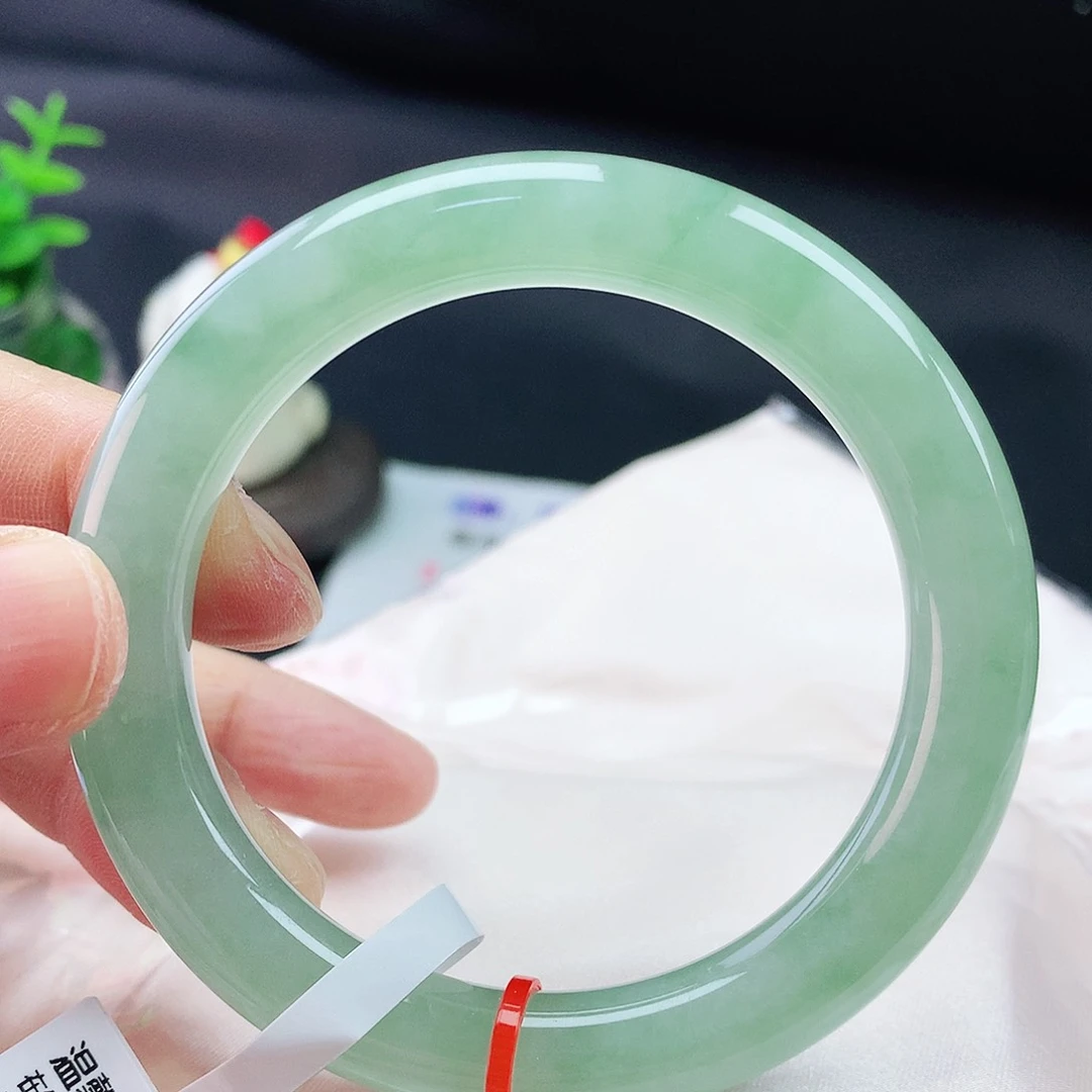 翡翠手镯未镶嵌54圈