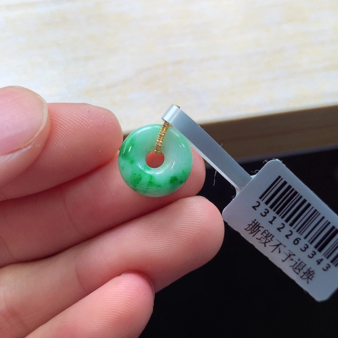 翡翠18K金镶嵌颈饰吊坠