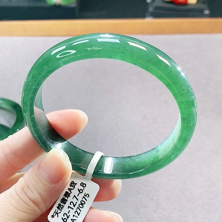 翡翠未镶嵌手镯（圆镯）