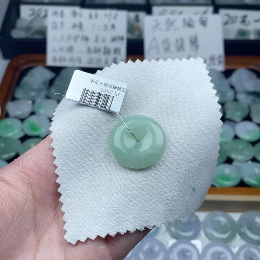 翡翠颈饰未镶嵌平安扣