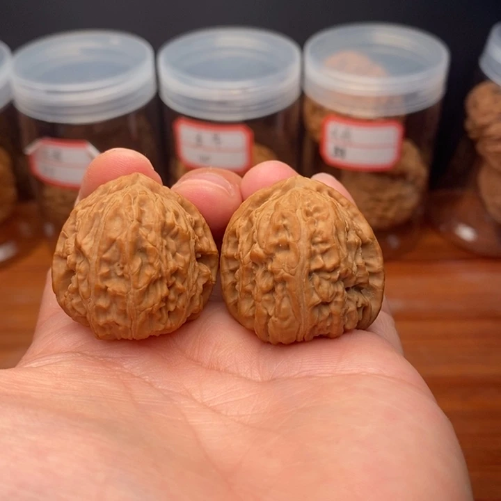 桃核把件麻核桃白狮子三角白33