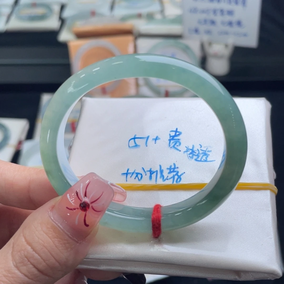 翡翠手镯未镶嵌翡翠手镯