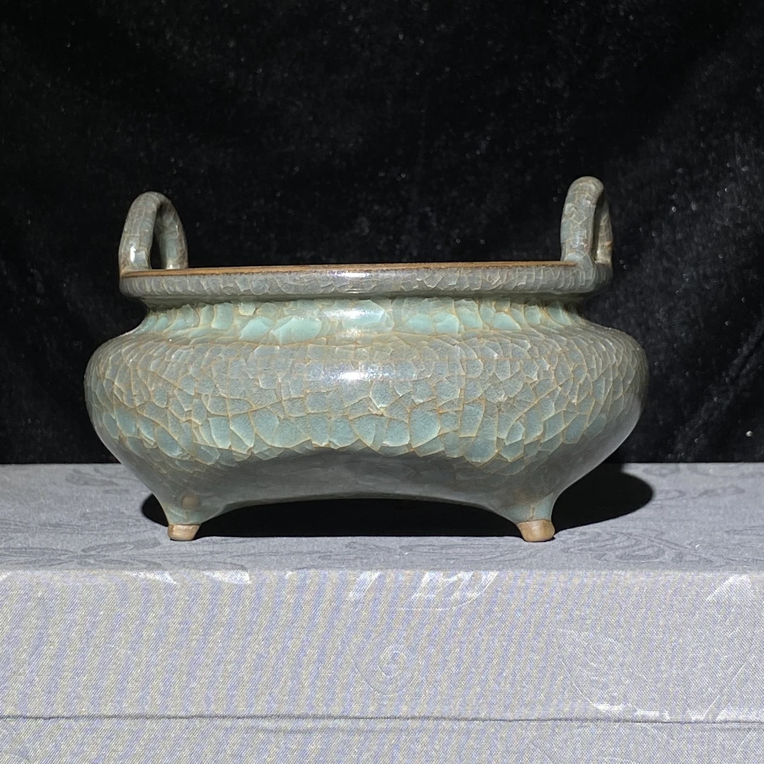 官窑青瓷冰片纹三足炉