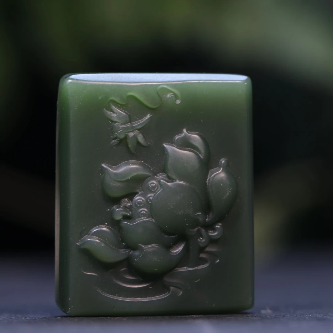 和田玉碧玉荷花吊坠