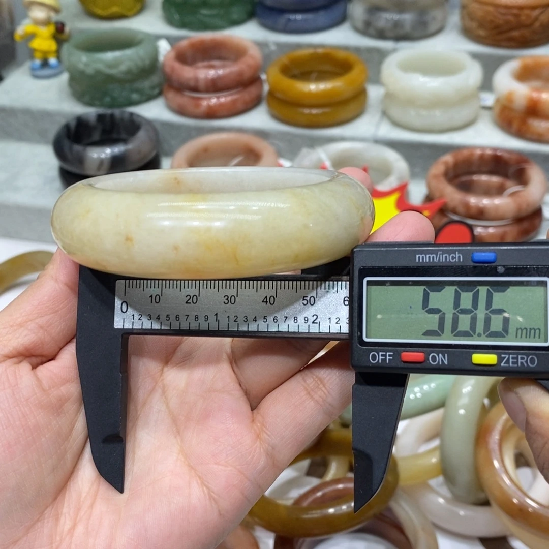 石英岩玉未镶嵌手镯