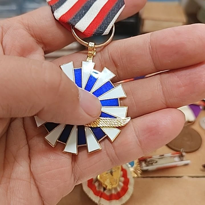 裘***君对岸金属法兰鹏举纪念章