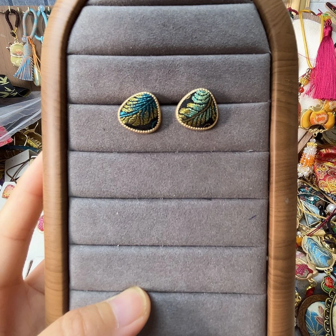 蚕丝三角蕉叶莲耳钉