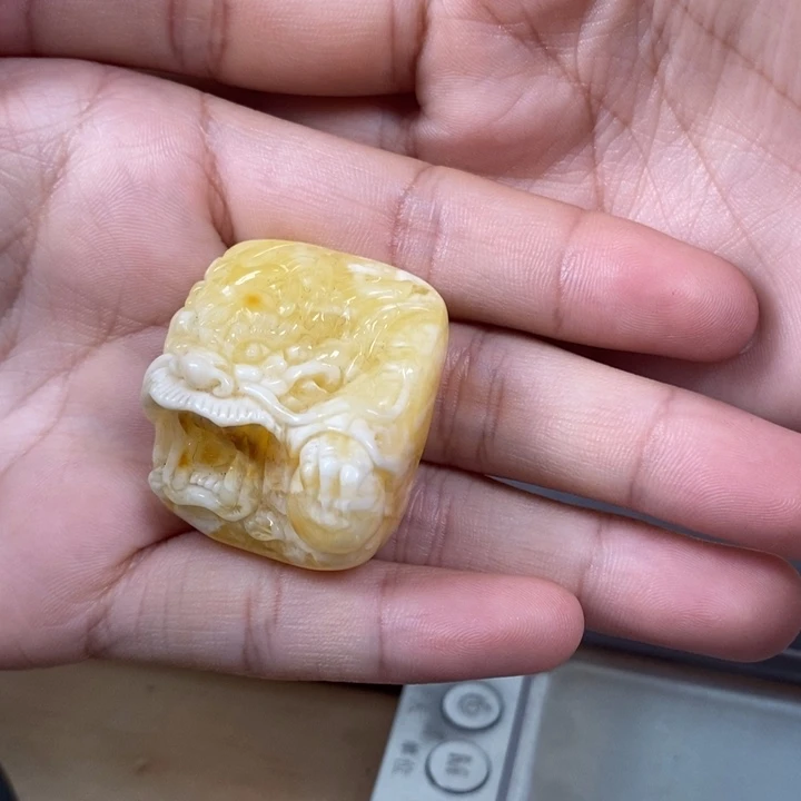 琥珀裸石未镶嵌龙牌