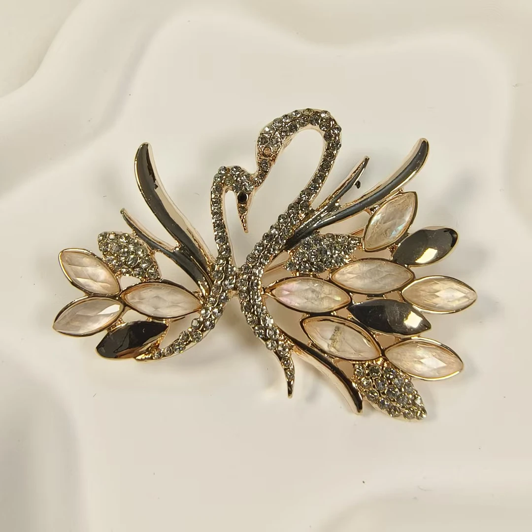 锌合金仿珍珠胸针 女甜美风金色轻奢锆石花胸针优雅轻奢精致中古