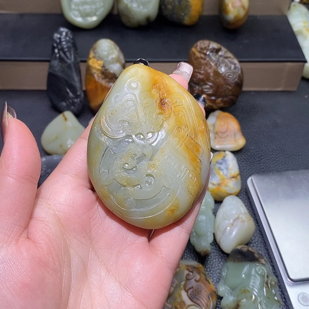 武***穆和田玉未镶嵌颈饰