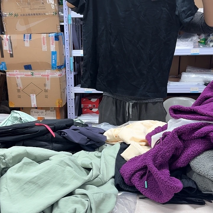 M码有洞黑T半袖11111